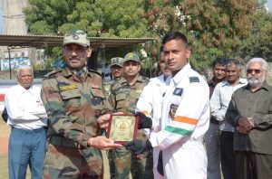 Principal RMS Ajmer Lt Col Amit Dagar presenting memento to Georgian Sqn Ldr Aftab Khan (Belgaum/1999-06) Dy team Leader AKASHGANGA TEAM