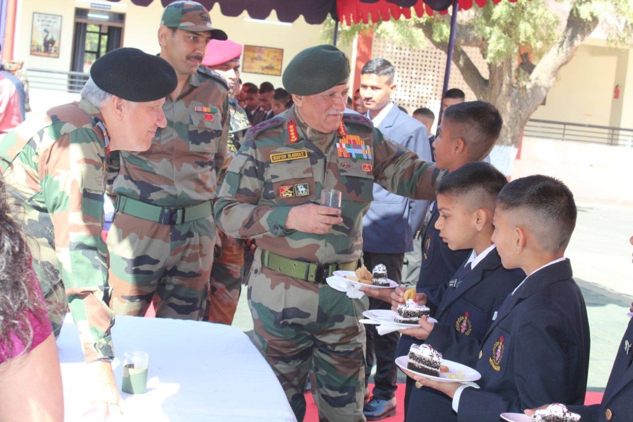 COAS having tea with cadets alongwith Lt Gen Soni and at the back Principal Lt Col Amit Dagar