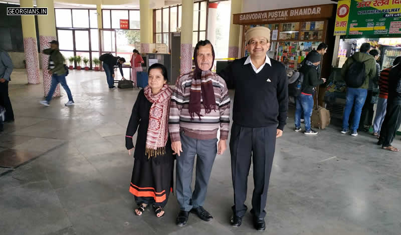 Tejpal Gulia receiving Mr and Mrs Pednekar at Delhi Cantonment Railway Station