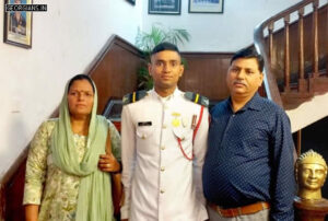 Praveen with his mother Geeta Devi and father Manoj Kumar